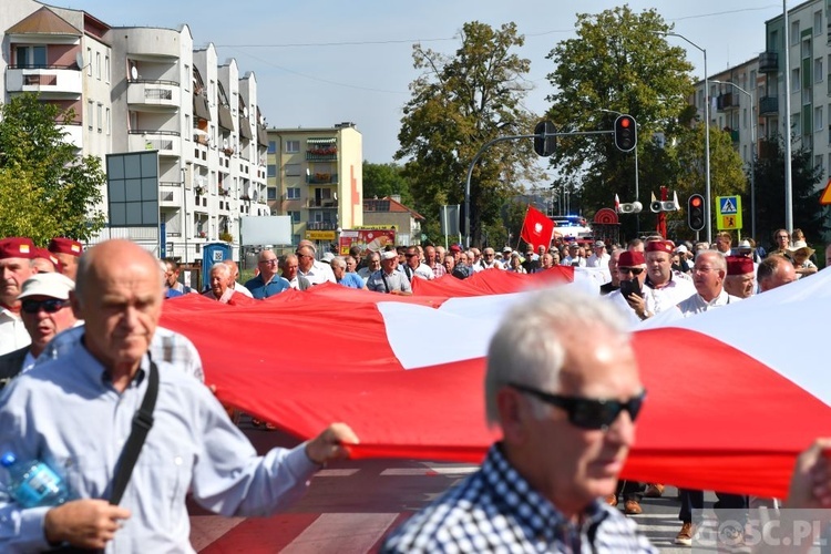 Męskie świadectwo z różańcem w ręku na ulicach Międzyrzecza