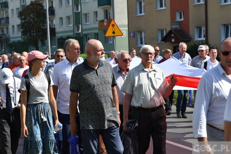 Męskie świadectwo z różańcem w ręku na ulicach Międzyrzecza