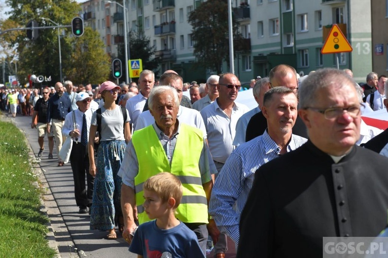 Męskie świadectwo z różańcem w ręku na ulicach Międzyrzecza