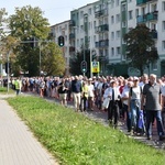 Męskie świadectwo z różańcem w ręku na ulicach Międzyrzecza