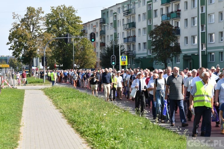 Męskie świadectwo z różańcem w ręku na ulicach Międzyrzecza