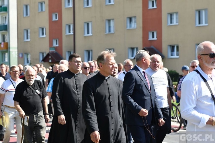 Męskie świadectwo z różańcem w ręku na ulicach Międzyrzecza
