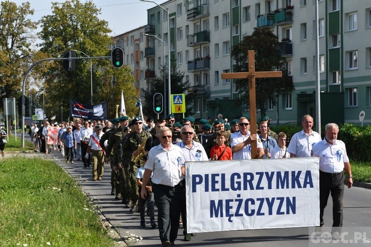 Męskie świadectwo z różańcem w ręku na ulicach Międzyrzecza