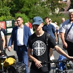 Męskie świadectwo z różańcem w ręku na ulicach Międzyrzecza