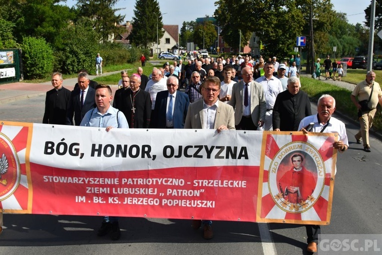 Męskie świadectwo z różańcem w ręku na ulicach Międzyrzecza