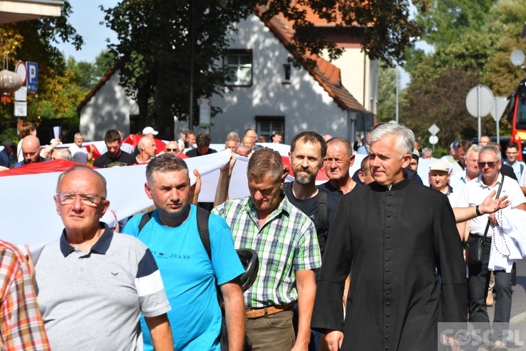 Męskie świadectwo z różańcem w ręku na ulicach Międzyrzecza