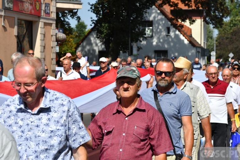 Męskie świadectwo z różańcem w ręku na ulicach Międzyrzecza