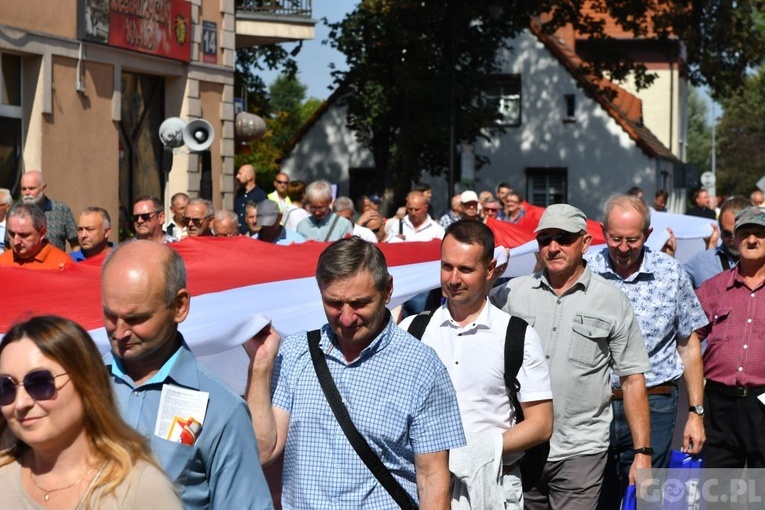 Męskie świadectwo z różańcem w ręku na ulicach Międzyrzecza