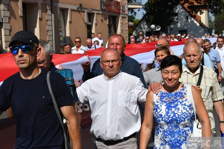 Męskie świadectwo z różańcem w ręku na ulicach Międzyrzecza