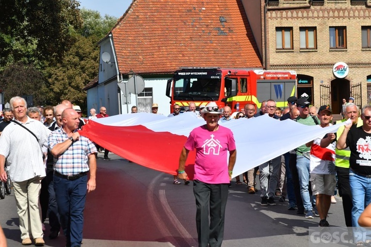 Męskie świadectwo z różańcem w ręku na ulicach Międzyrzecza