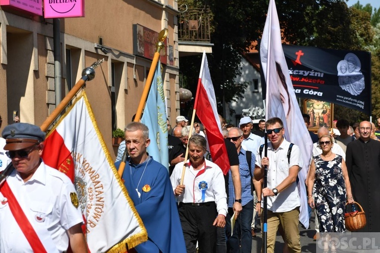 Męskie świadectwo z różańcem w ręku na ulicach Międzyrzecza