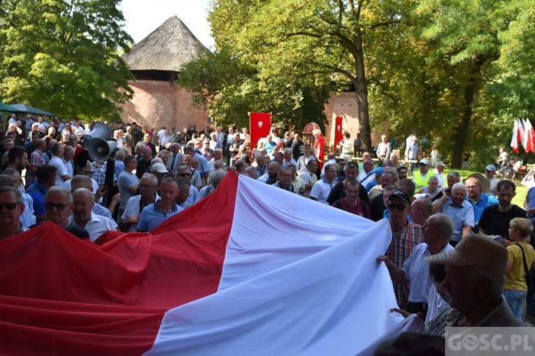 Męskie świadectwo z różańcem w ręku na ulicach Międzyrzecza