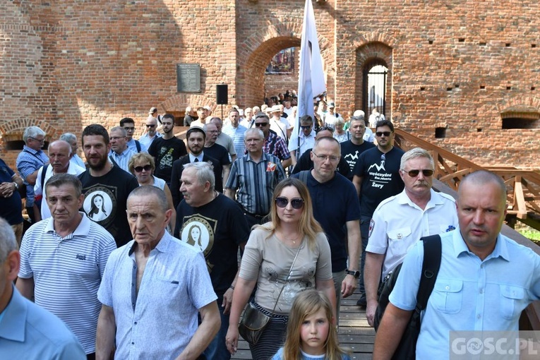 Męskie świadectwo z różańcem w ręku na ulicach Międzyrzecza