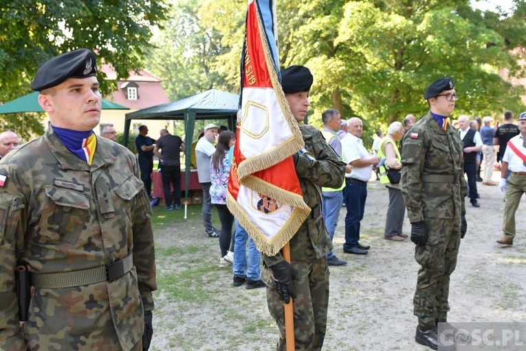 Męskie świadectwo z różańcem w ręku na ulicach Międzyrzecza