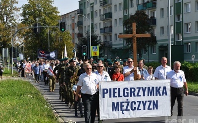 Męskie świadectwo z różańcem w ręku na ulicach Międzyrzecza