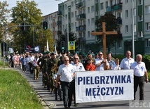 Męskie świadectwo z różańcem w ręku na ulicach Międzyrzecza