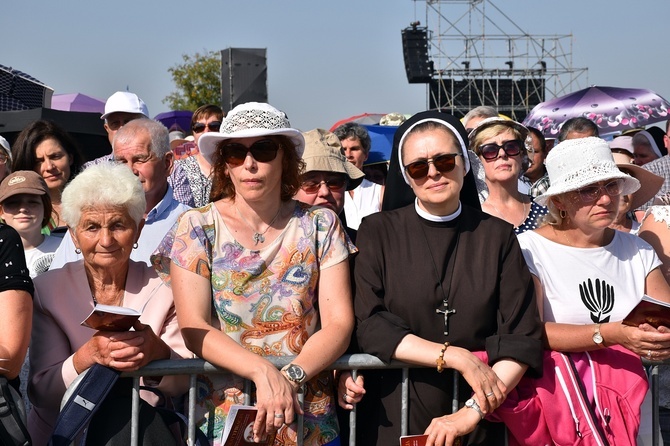 Beatyfikacja rodziny Ulmów w Markowej - pielgrzymi z całej Polski na Mszy św.