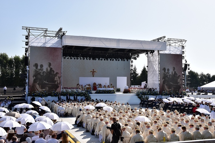 Beatyfikacja rodziny Ulmów w Markowej - pielgrzymi z całej Polski na Mszy św.