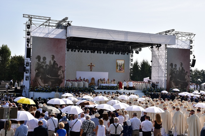 Beatyfikacja rodziny Ulmów w Markowej - pielgrzymi z całej Polski na Mszy św.