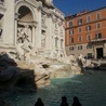 Kolejne dwie turystki kąpią się w Fontannie di Trevi