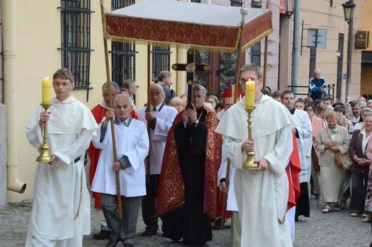 Relikwie Drzewa Krzyża Świętego czczone są przez wszystkie kościoły chrześcijańskie.