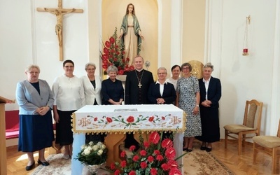 Złote Jubilatki z bp. Piotrem Turzyńskim, m. Mirosławą Grunt i s. Ewą Janek, przełożoną Prowincji Sandomierskiej.