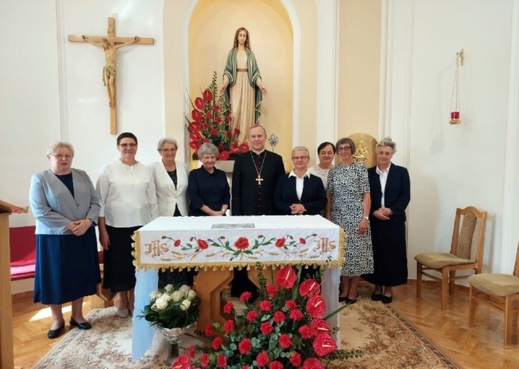 Złote Jubilatki z bp. Piotrem Turzyńskim, m. Mirosławą Grunt i s. Ewą Janek, przełożoną Prowincji Sandomierskiej.