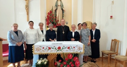 Złote Jubilatki z bp. Piotrem Turzyńskim, m. Mirosławą Grunt i s. Ewą Janek, przełożoną Prowincji Sandomierskiej.