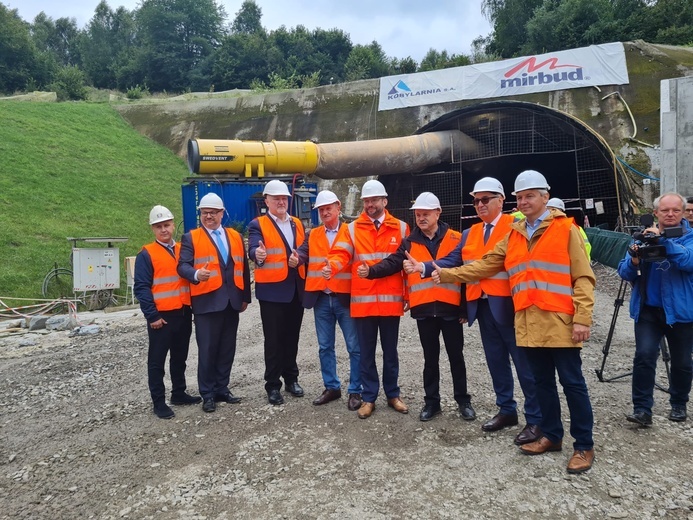 Śląskie. Górnicy przebili drugą nawę 900-metrowego tunelu w Ciścu w ciągu drogi S1
