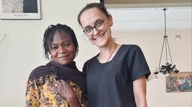 Bielszczanka Agnieszka Nowak z Micheline, kongijską pielęgniarką, chorującą na niewydolność nerek, która potrzebuje pilnej pomocy.