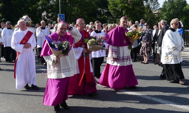 Biskupi na cieszyńskim moście Wolności na Olzie.