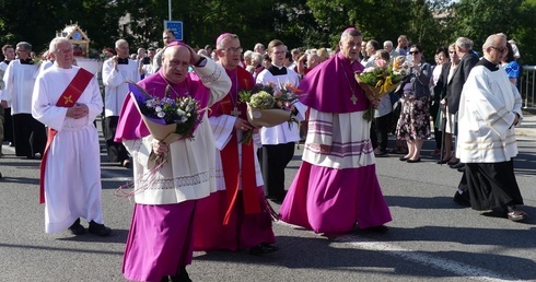 Biskupi na cieszyńskim moście Wolności na Olzie.