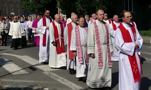 Procesja na most Wolności na Olzie w Cieszynie.