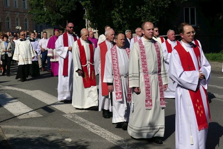 Procesja na most Wolności na Olzie w Cieszynie.