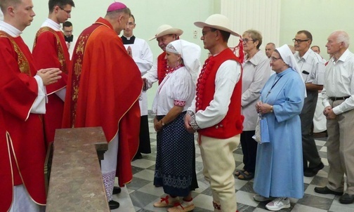 Procesja z darami podczas Mszy św. w kościele św. Marii Magdaleny.