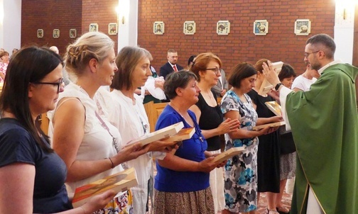 O. Arkadiusz Bąk OFM Conv, pobłogosławił ikony i ich wykonawczynie.