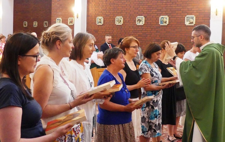 O. Arkadiusz Bąk OFM Conv, pobłogosławił ikony i ich wykonawczynie.