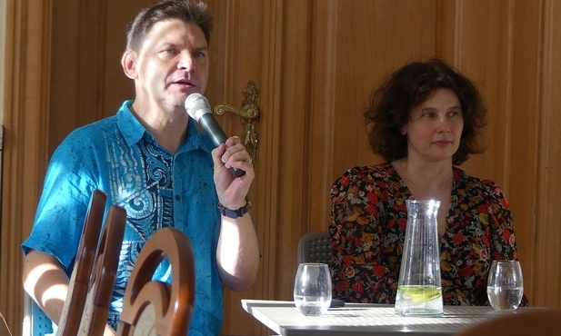 Łukasz Wilczyński z prowdzącą spotkanie w Hałcnowie Miriam Arbter-Korczyńską.