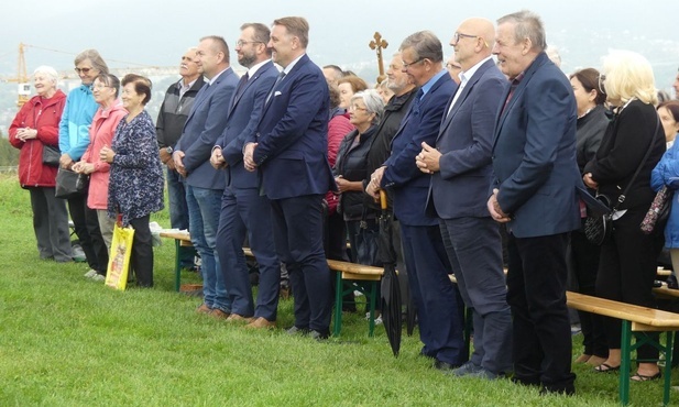 Przedstawiciele władz modlili się z mieszkańcami pod Krzyżem Trzeciego Tysiąclecia.