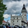 Ratusz miejski zajmuje centralną część rynku.