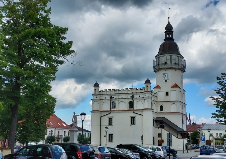 Ratusz miejski zajmuje centralną część rynku.