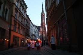 Po Mszy św. wierni udali się procesyjnie z figurą patronki Wałbrzycha do sanktuarium MB Bolesnej przy pl. Kościelnym.