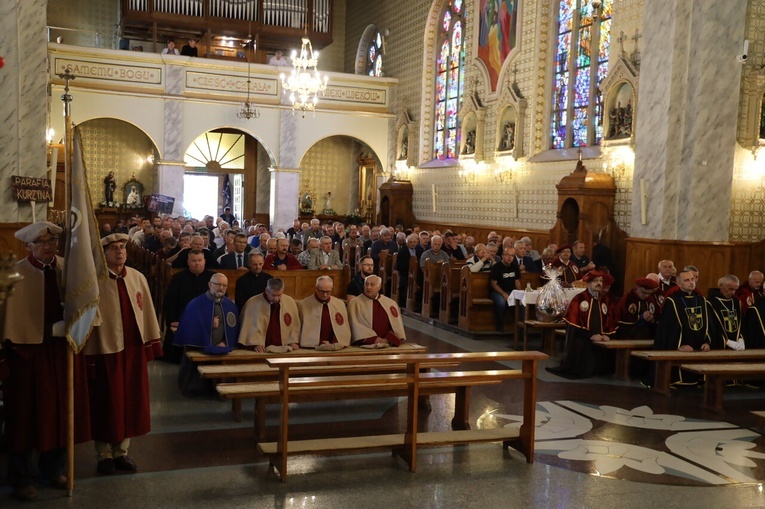 W modlitwie wzięły udział grupy męskie z całej diecezji.