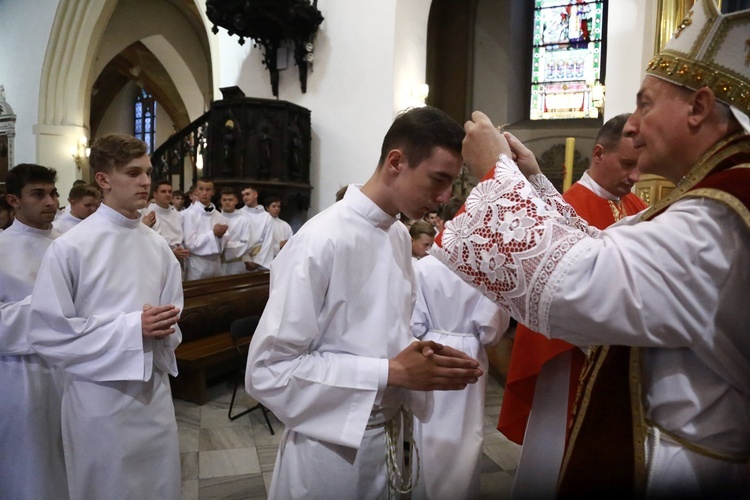 Wręczenie krzyży ceremoniarza