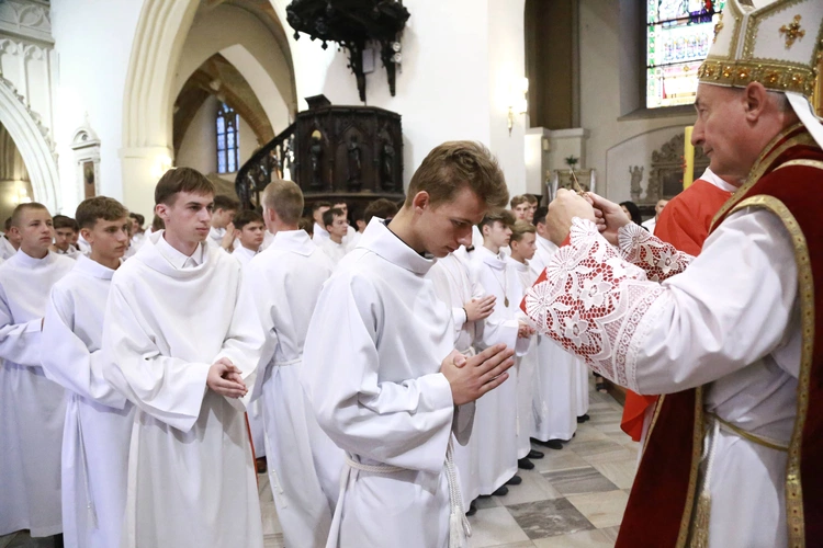 Wręczenie krzyży ceremoniarza