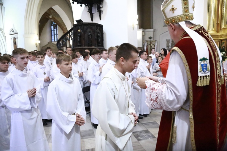 Wręczenie krzyży ceremoniarza