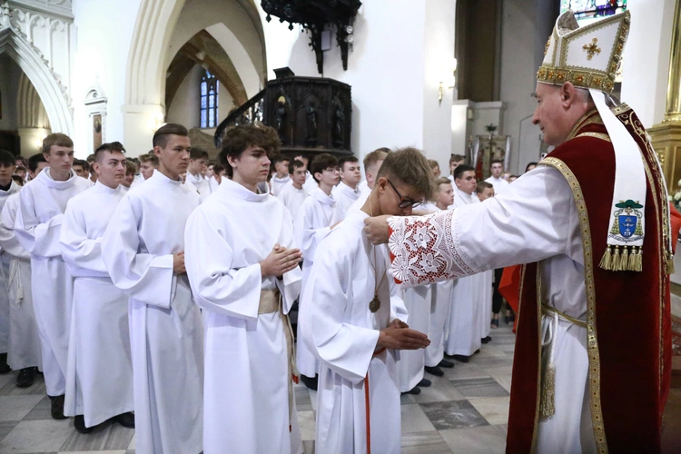 Wręczenie krzyży ceremoniarza