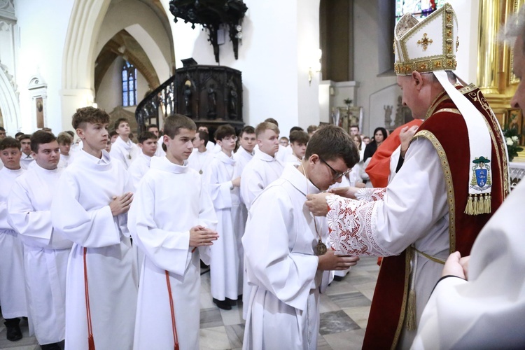 Wręczenie krzyży ceremoniarza