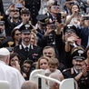 Papież z wsłoskimi karabinierami