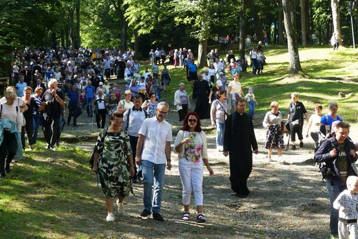 15. Diecezjalna Pielgrzymka Rodzin do Kalwarii Zebrzydowskiej 2023 - Droga krzyżowa